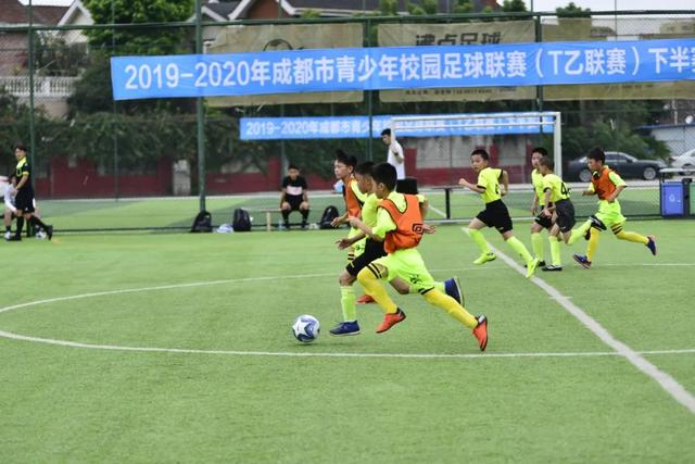 东航乘客闹事事件当事人真容曝光，网友一致评价不善善类